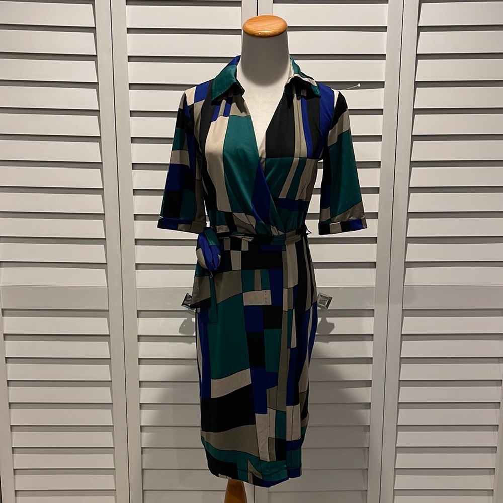 Oui Collection MIDI V-Neck MIDI Dress in an asymmetrical Print with Belt.